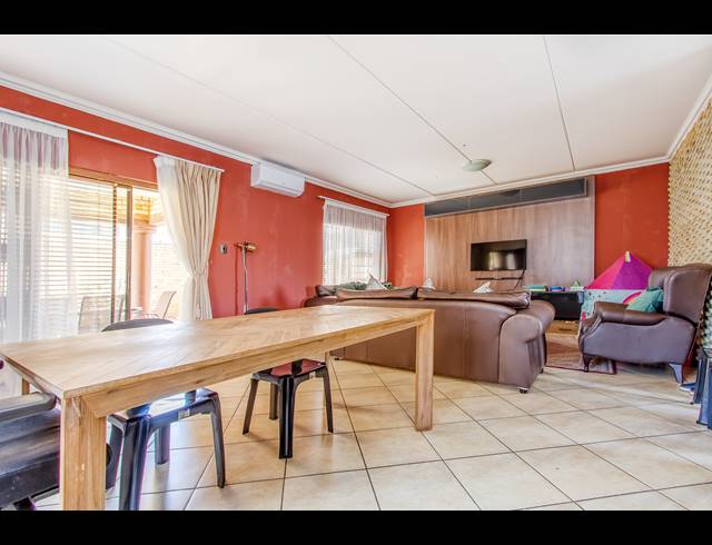 3 BEDROOM FREEHOLD TO LET IN RADIOKOP